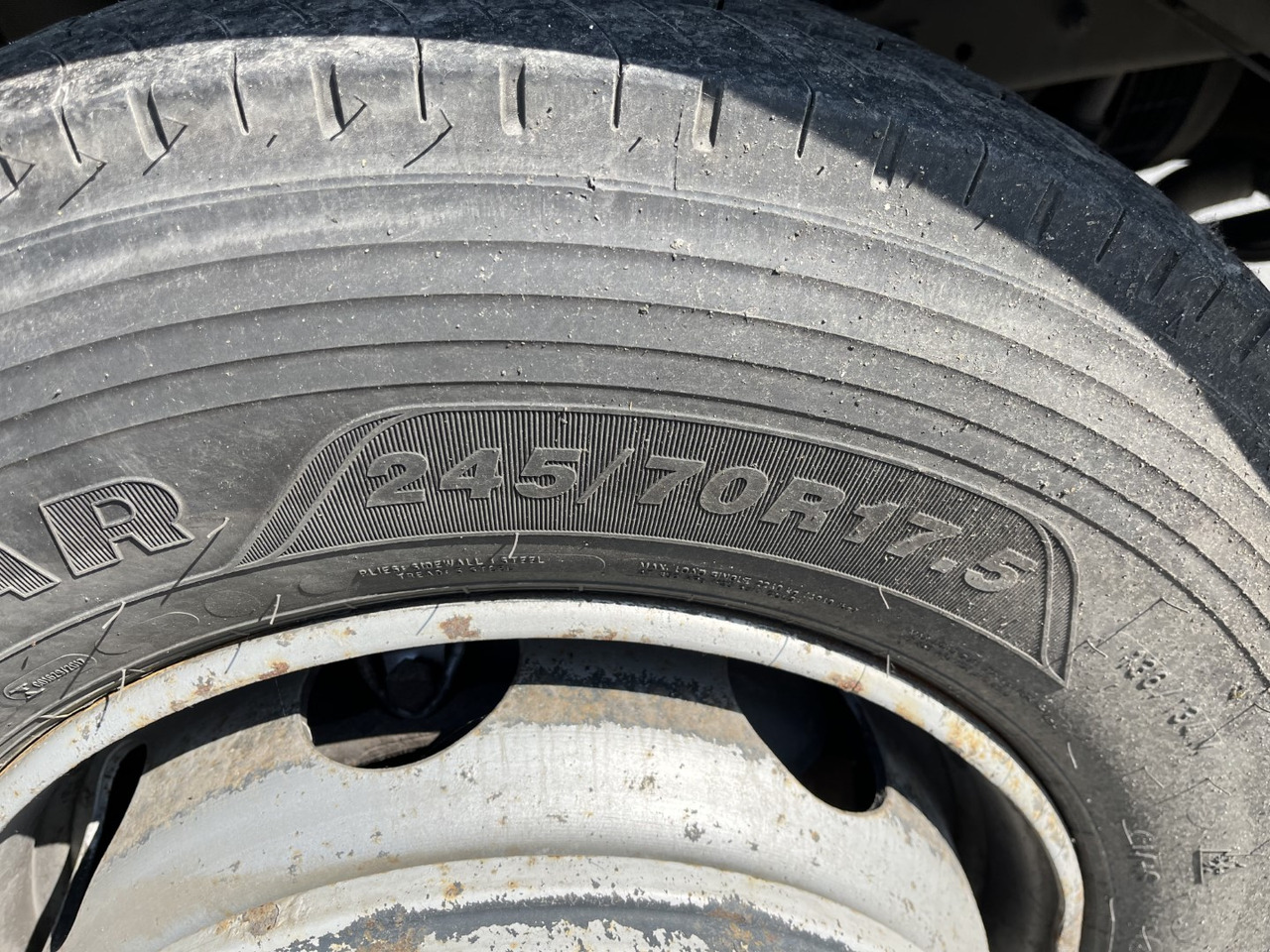 Camion à rideaux coulissants DAF LF 220