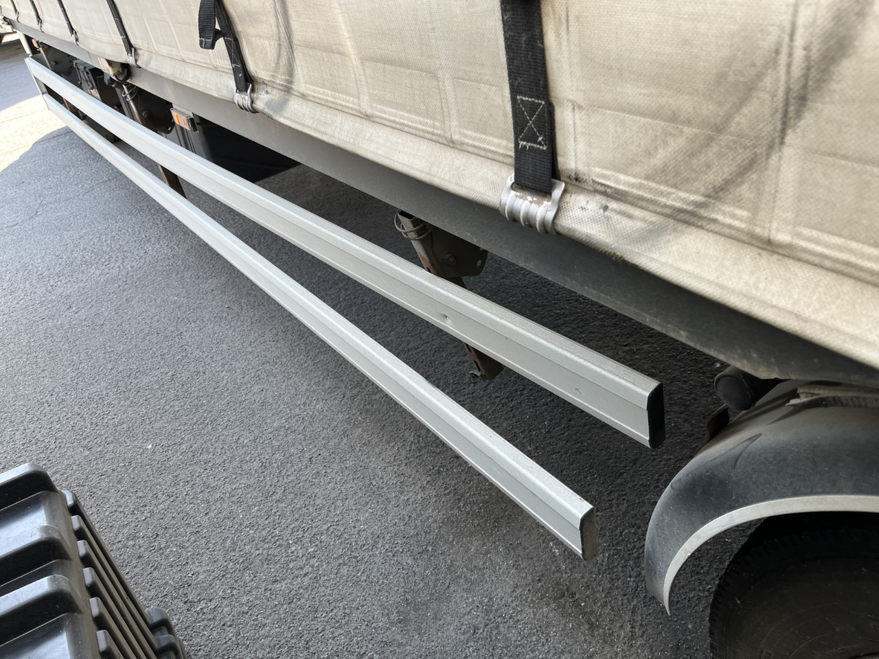 Camion à rideaux coulissants DAF LF 220