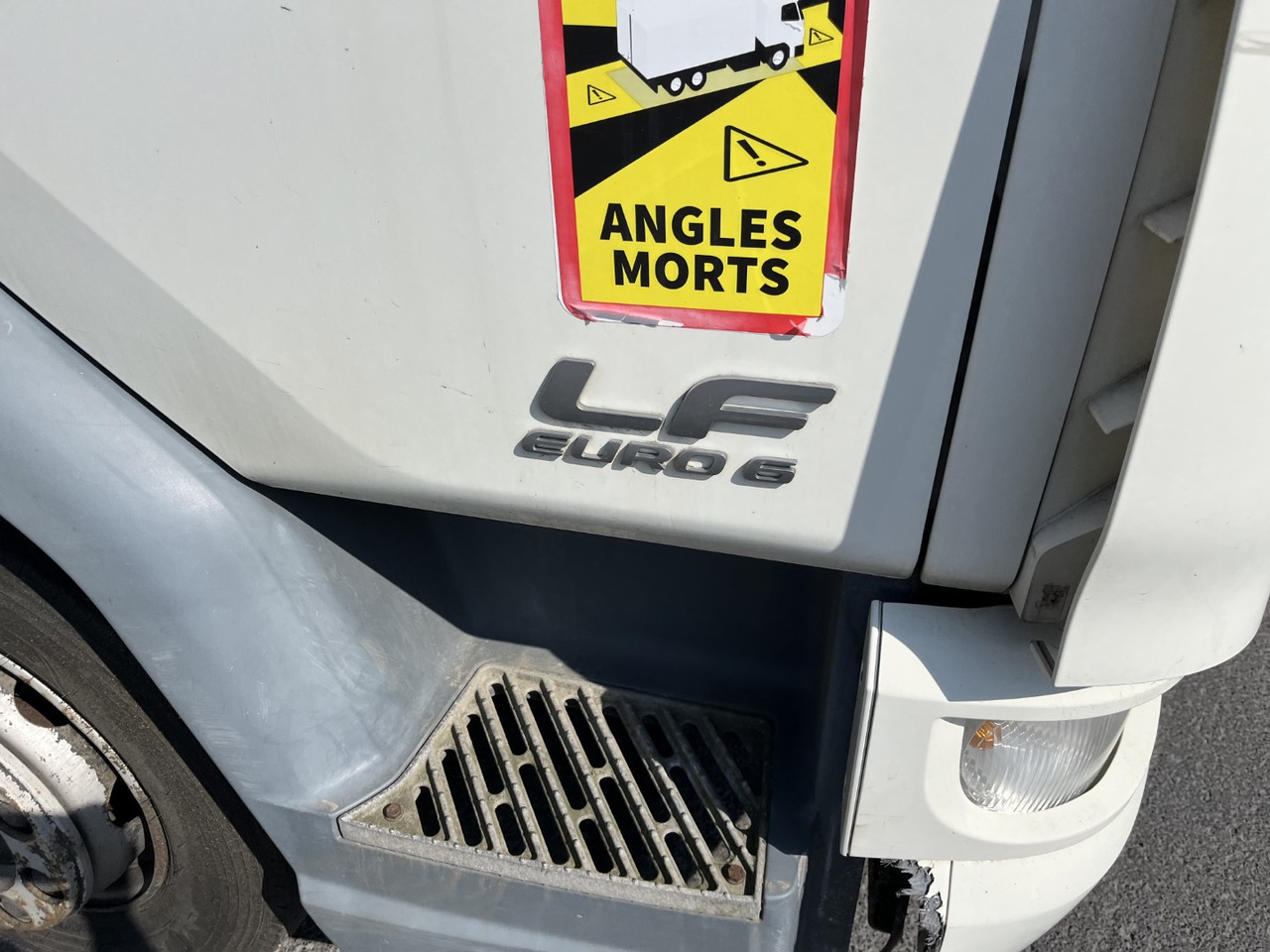 Camion à rideaux coulissants DAF LF 220