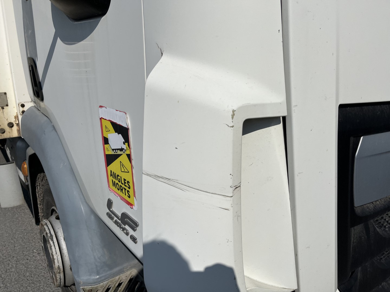 Camion à rideaux coulissants DAF LF 220