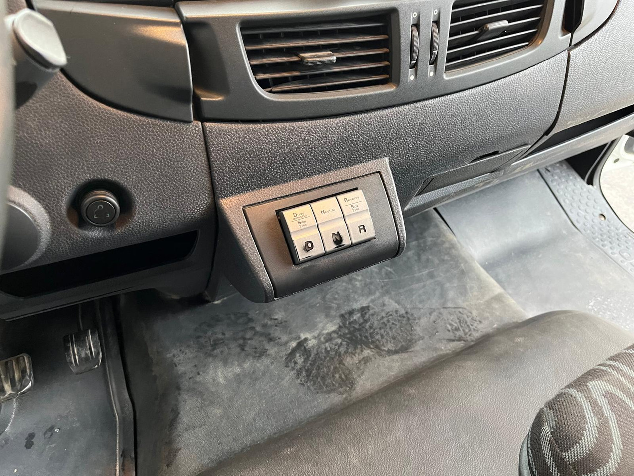 Camion à rideaux coulissants Iveco Eurocargo 120 E 22