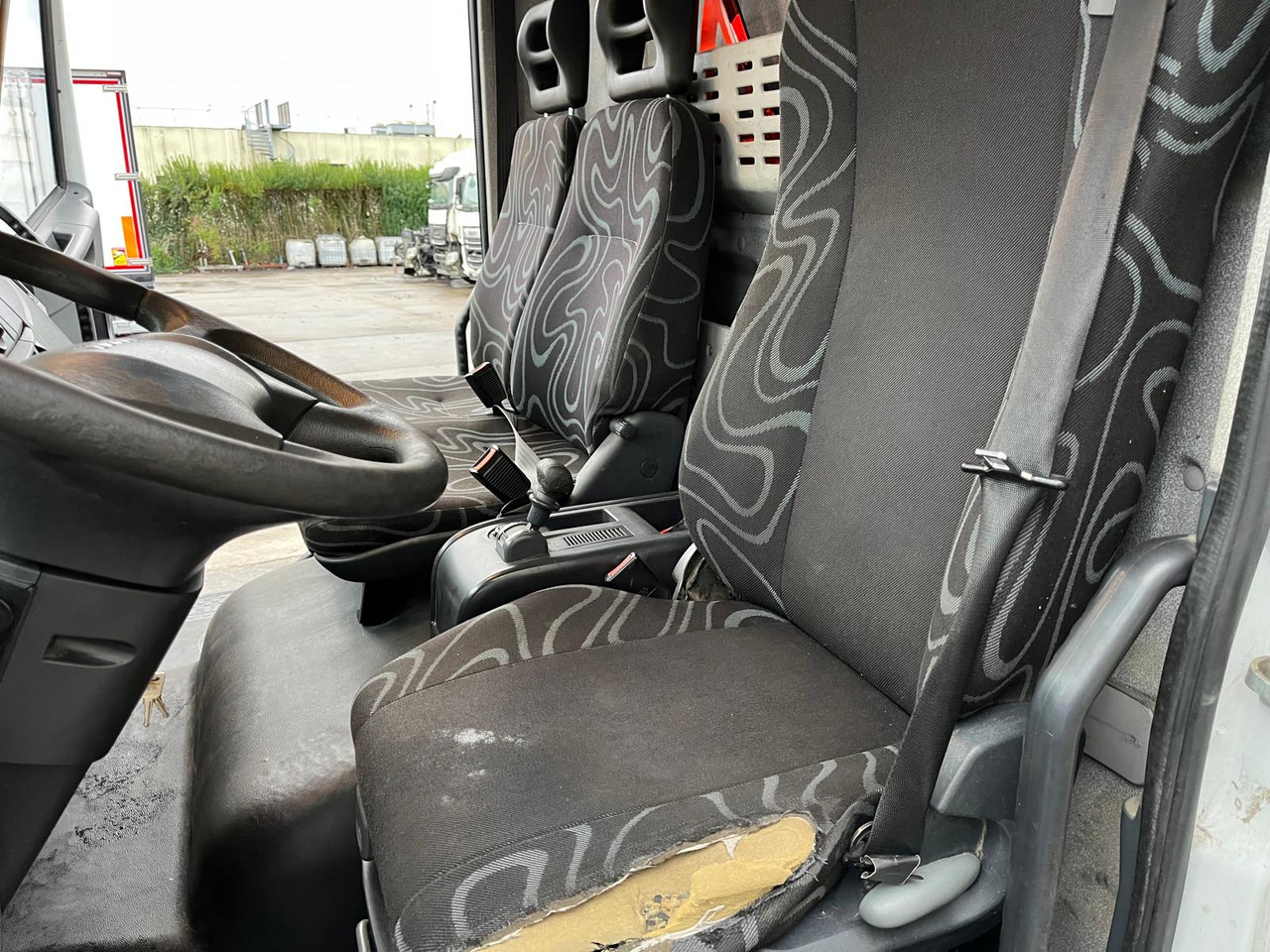 Camion à rideaux coulissants Iveco Eurocargo 120 E 22