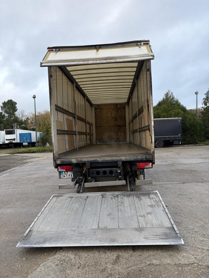 Camion à rideaux coulissants MAN TGM 26.320