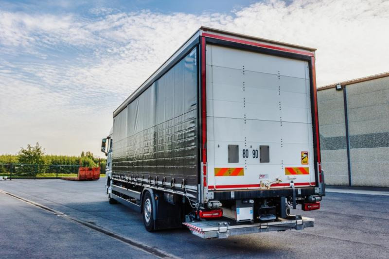 Camion à rideaux coulissants MAN TGX 18.400 XLX+HAYON