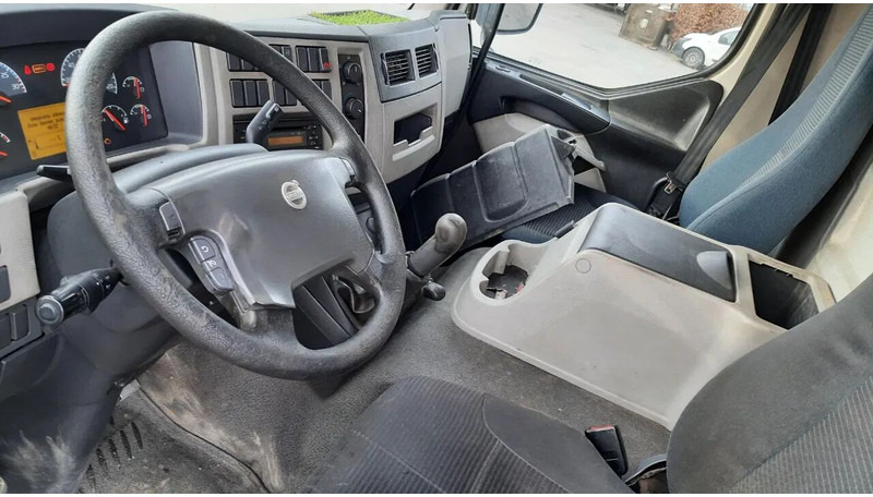 Camion à rideaux coulissants Volvo FL 240