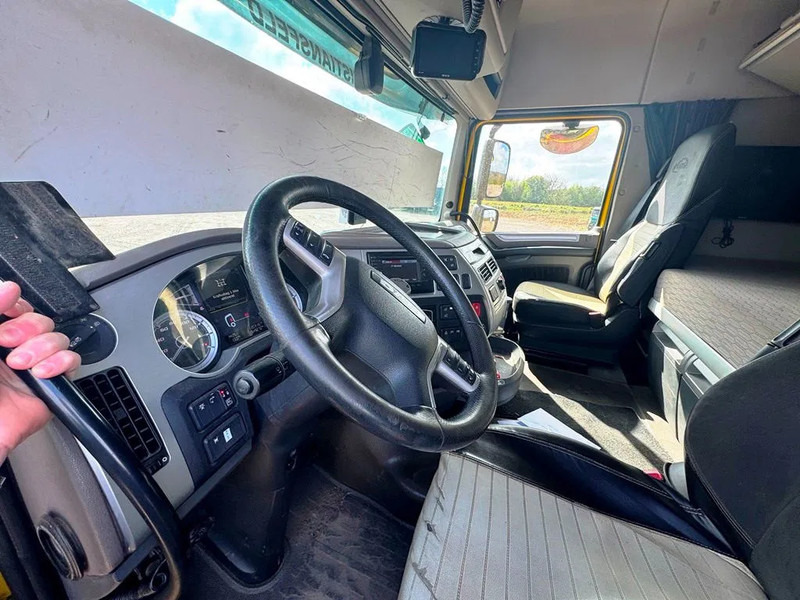 Camion ampliroll DAF XF 530 Hoglift with knæk arm.