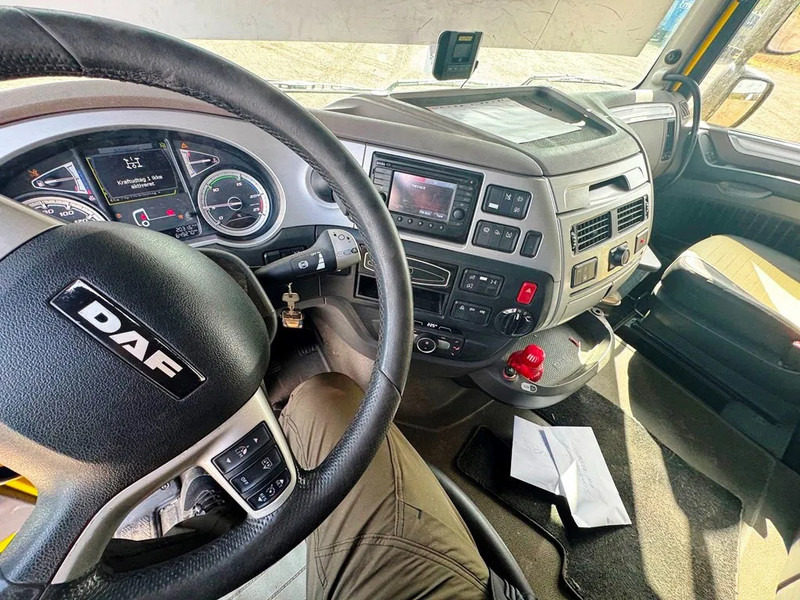 Camion ampliroll DAF XF 530 Hoglift with knæk arm.