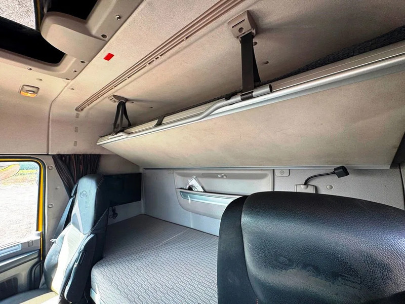 Camion ampliroll DAF XF 530 Hoglift with knæk arm.