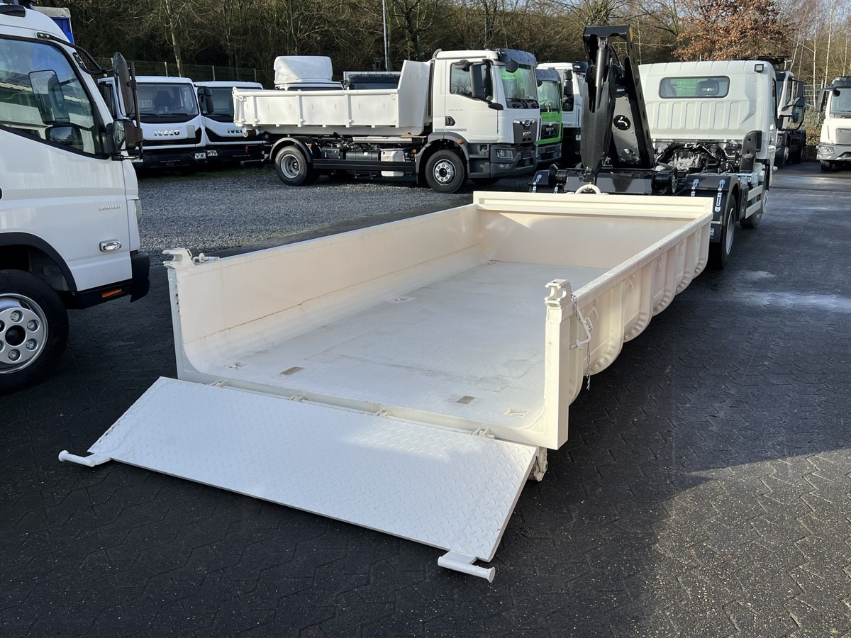 Camion ampliroll FUSO Canter FUSO 7C18 City Abrollkipper Miete