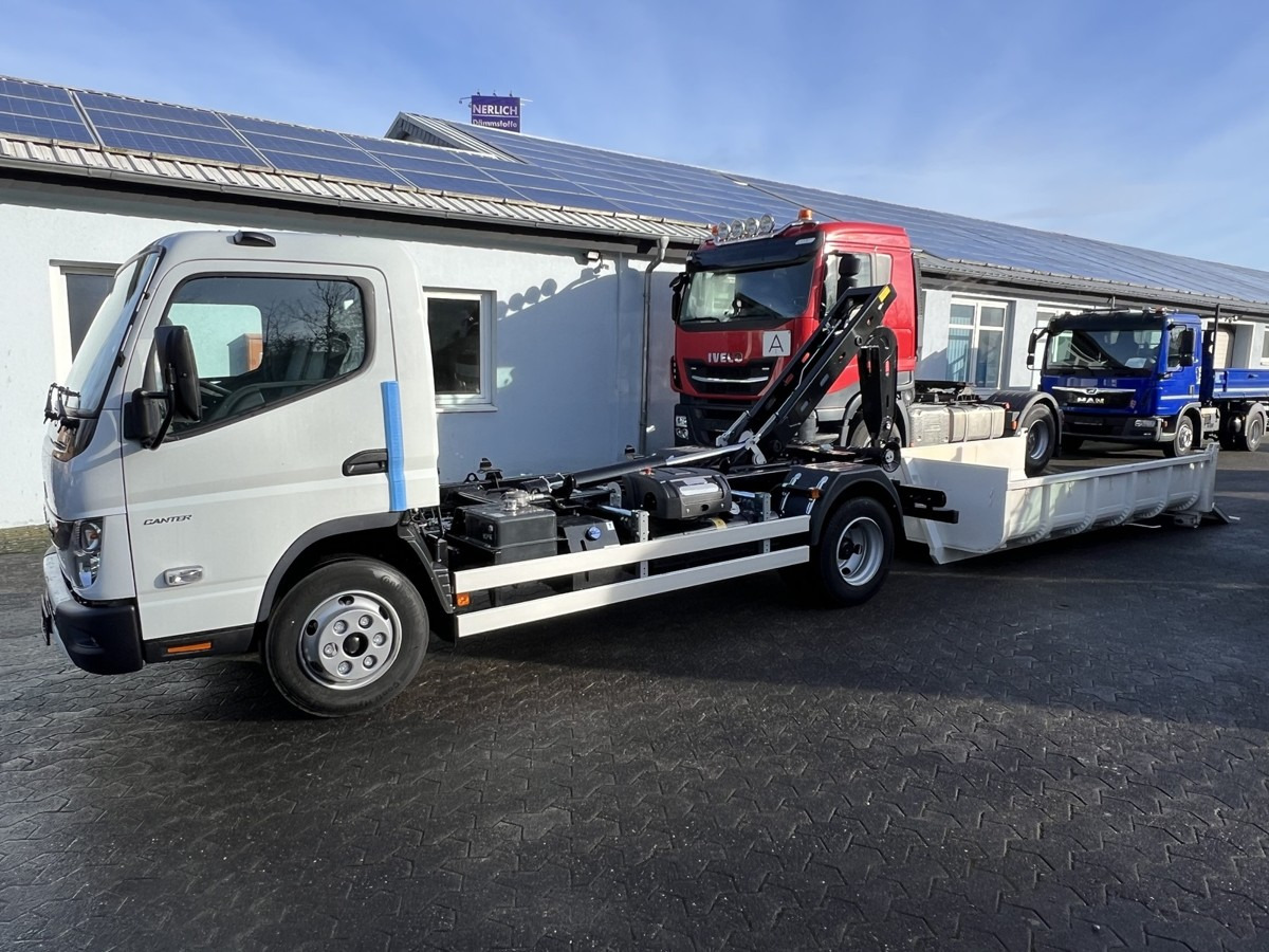 Camion ampliroll FUSO Canter FUSO 7C18 City Abrollkipper Miete