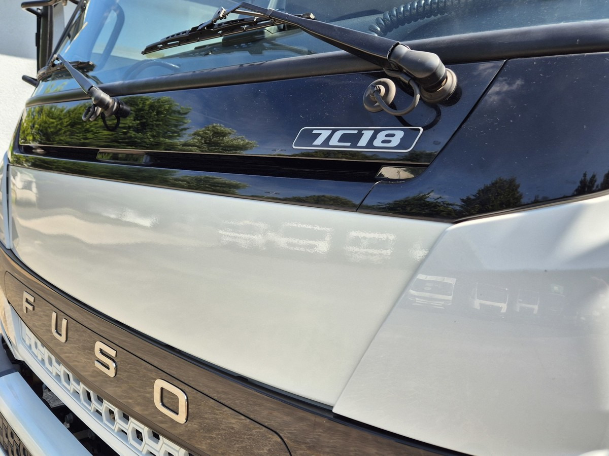 Camion ampliroll FUSO Fuso Canter 7C18 City Abrollkipper AHK Hooklift