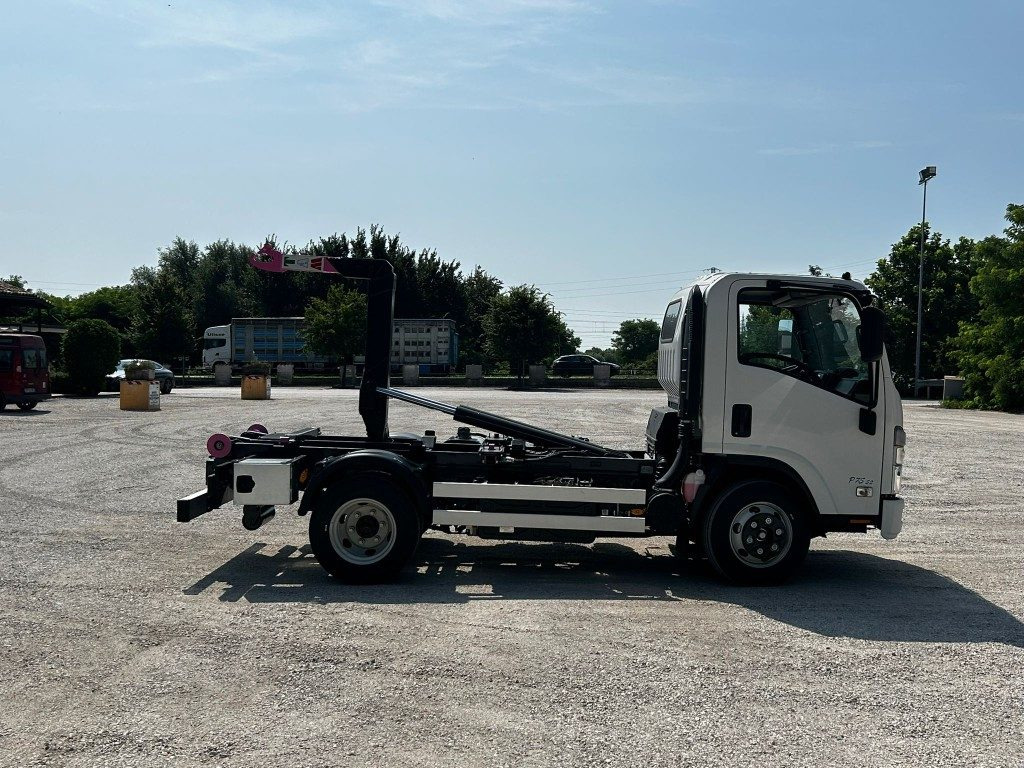Camion ampliroll ISUZU P75 NUOVO SCARRABILE