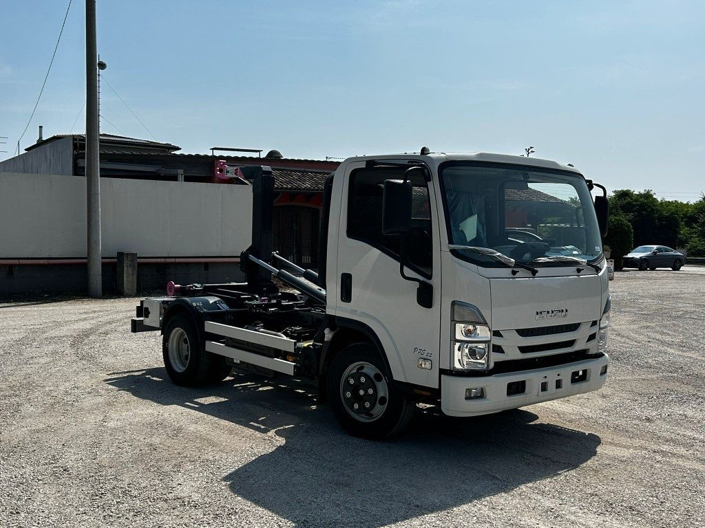 Camion ampliroll ISUZU P75 NUOVO SCARRABILE