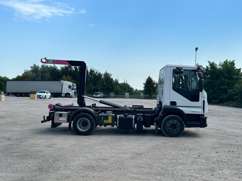 Camion ampliroll IVECO 120EL22 CON SCARRABILE NUOVO