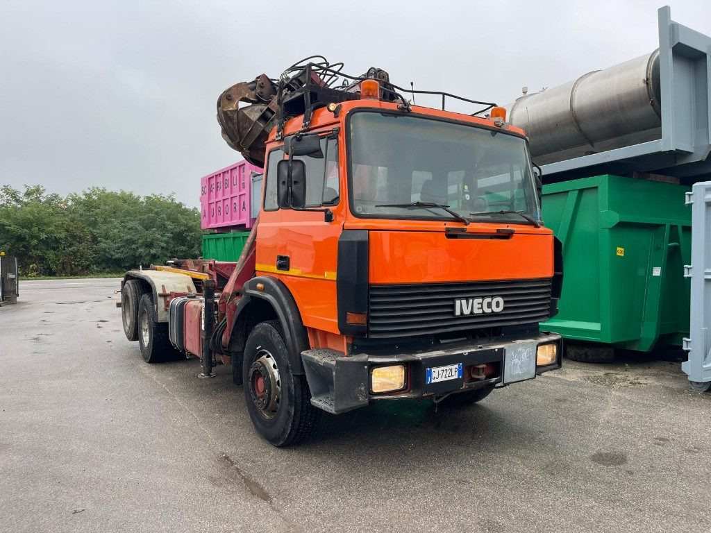 Camion ampliroll IVECO 190E26 SCARRABILE CON GRU PENZ E POLIPO