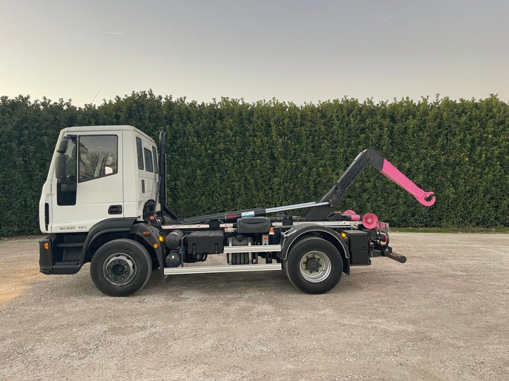 Camion ampliroll IVECO EUROCARGO 160E25 SCARRABILE