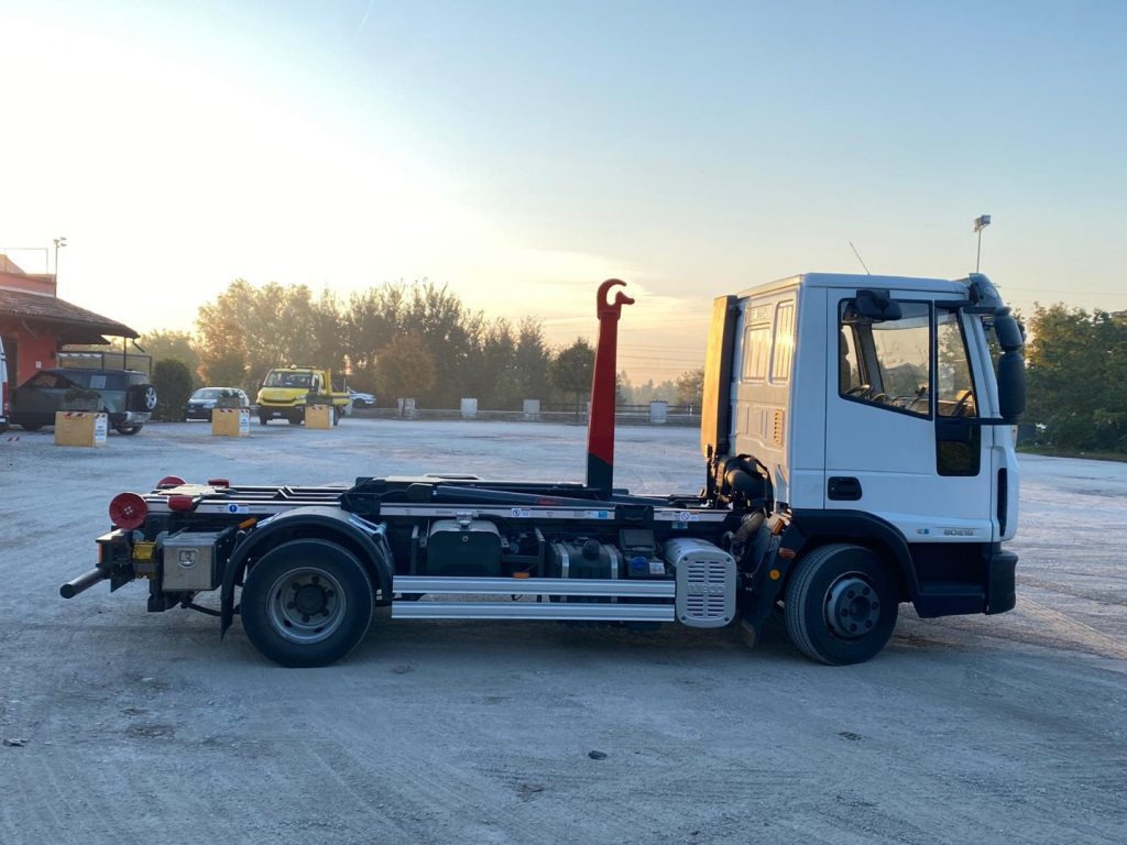 Camion ampliroll IVECO EUROCARGO 80 E18 CON IMPIANTO SCARRABILE NUO