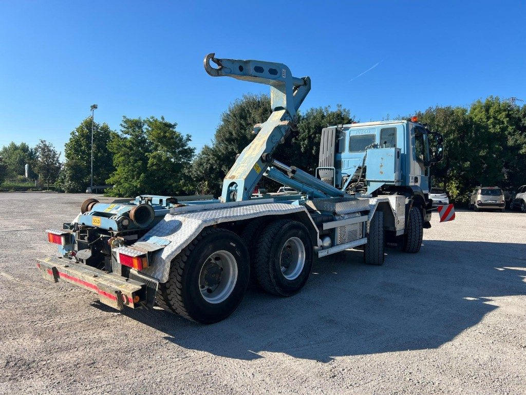 Camion ampliroll IVECO TRAKKER 450 SCARRABILE