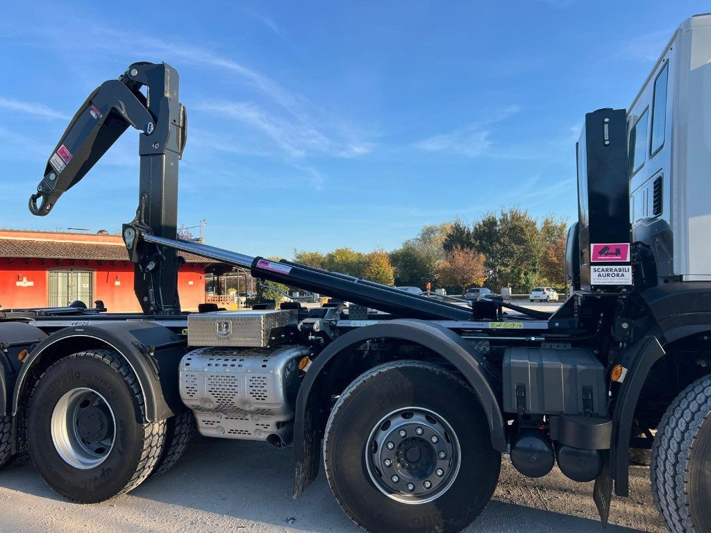 Camion ampliroll IVECO TRAKKER T-WAY AD500 NUOVO SCARRABILE