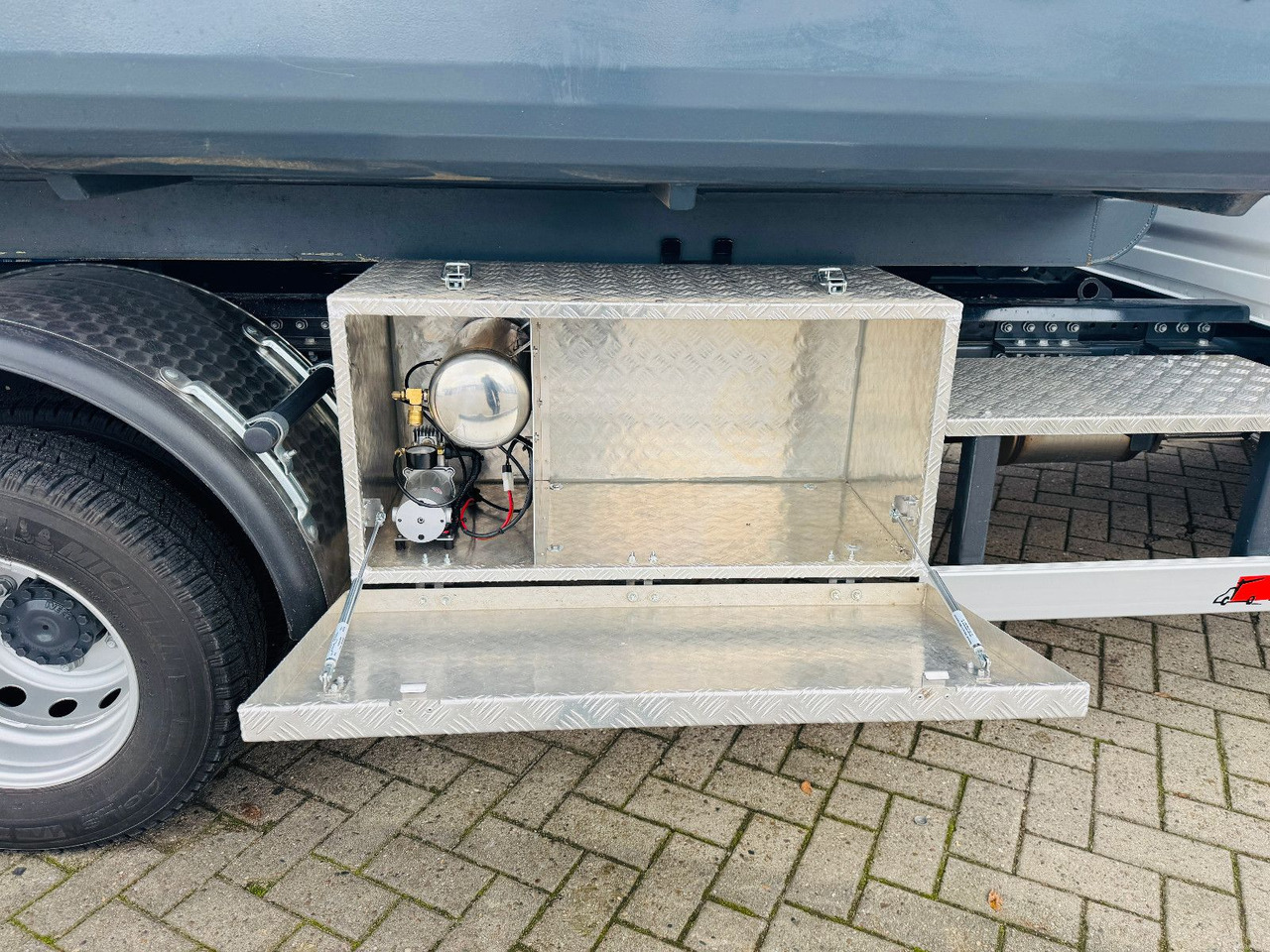 Camion ampliroll Iveco Daily 70C18H Hyva Abrollkipper