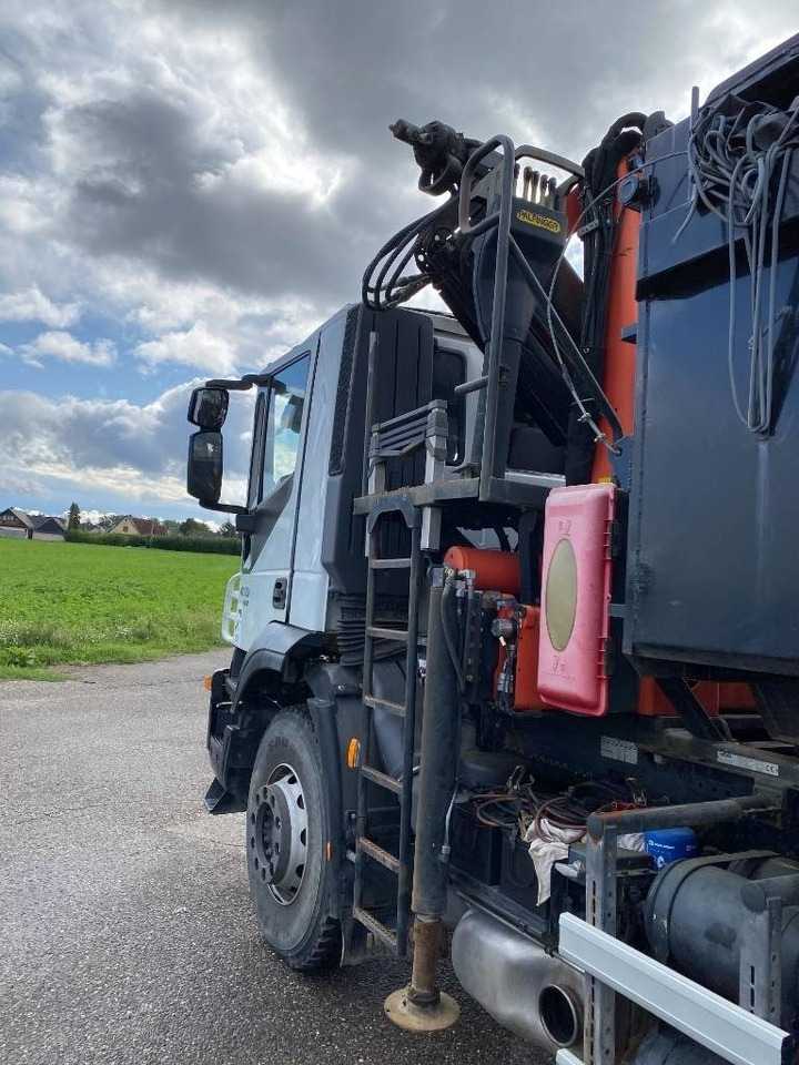 Camion ampliroll Iveco TRAKKER 410/EEV -PALFINGER PK13001-T18 endommagé