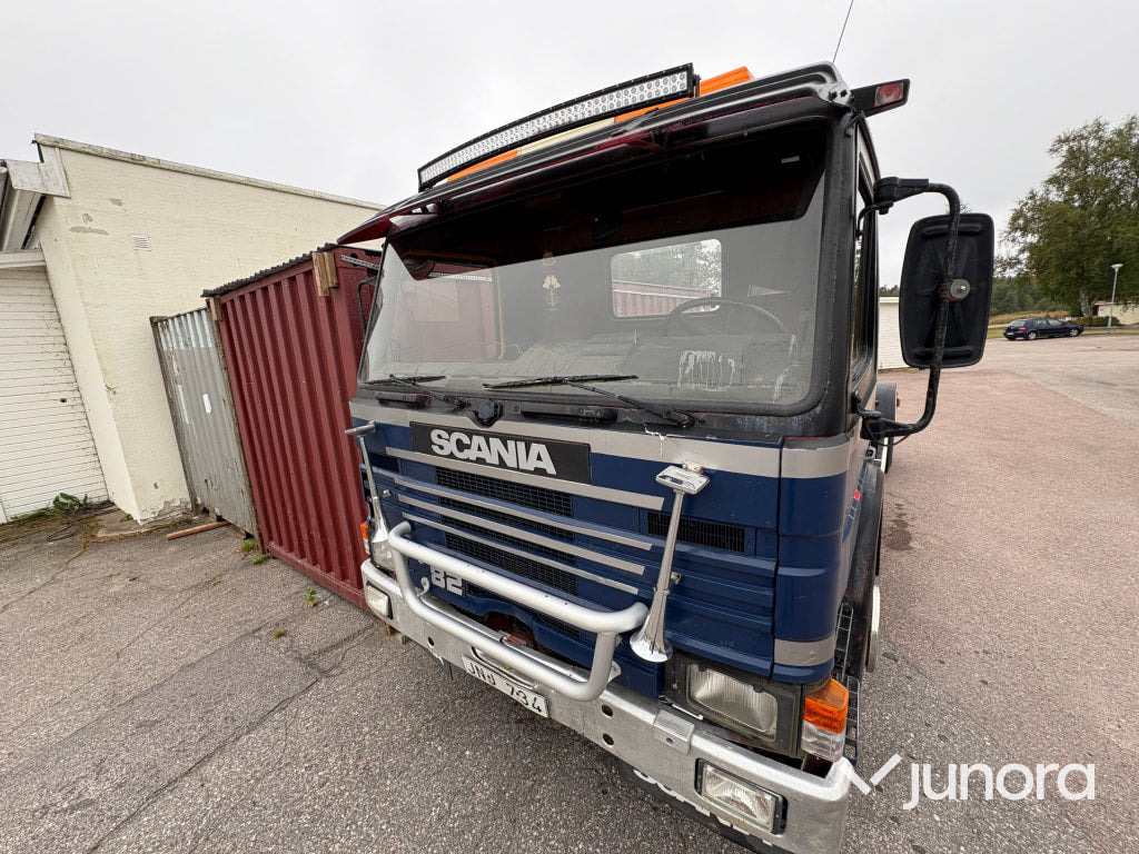 Camion ampliroll Lastbil Scania P82 M 4X2 50