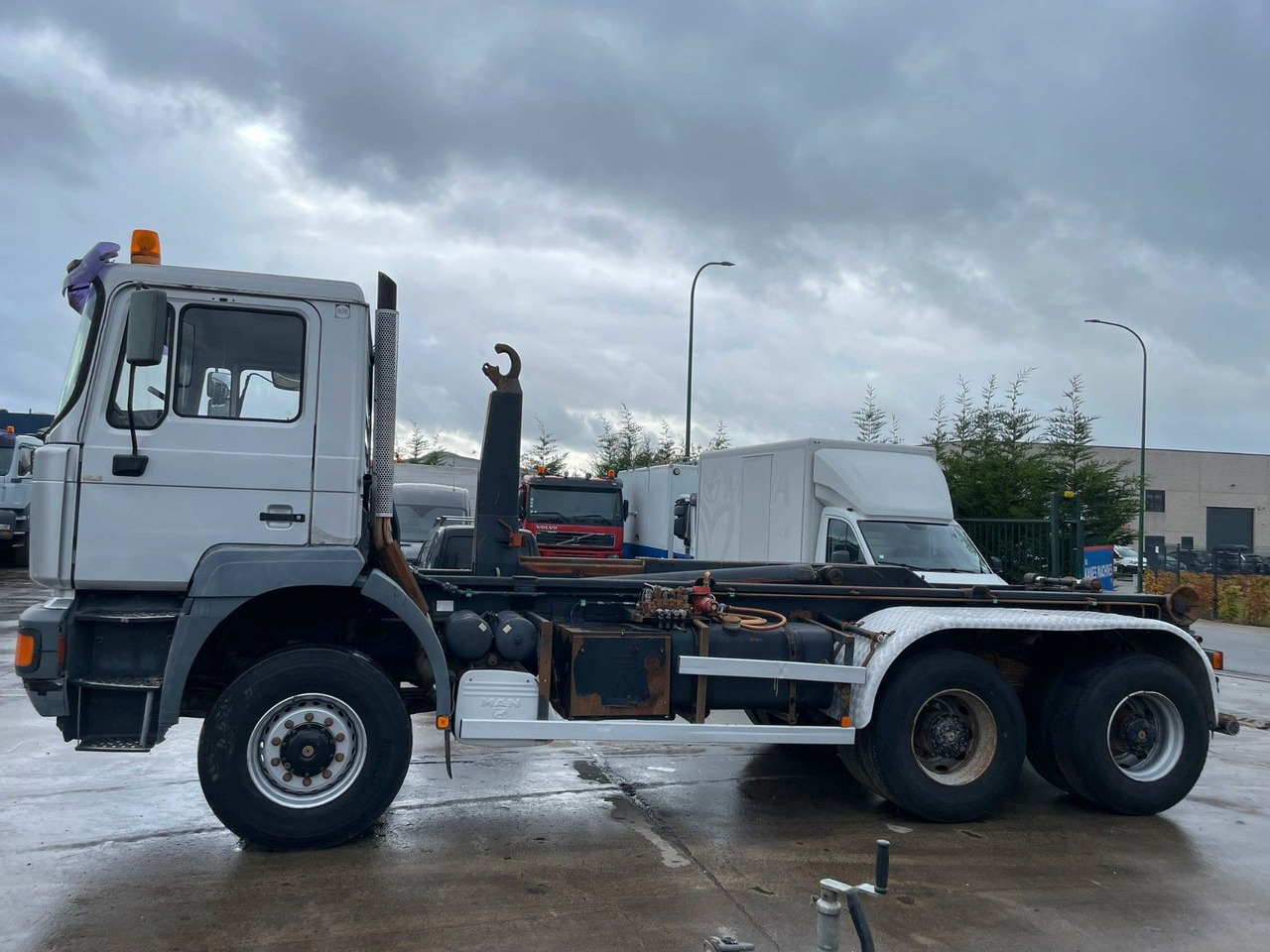 Camion ampliroll MAN 33-350. 6X6. Motorschaden.