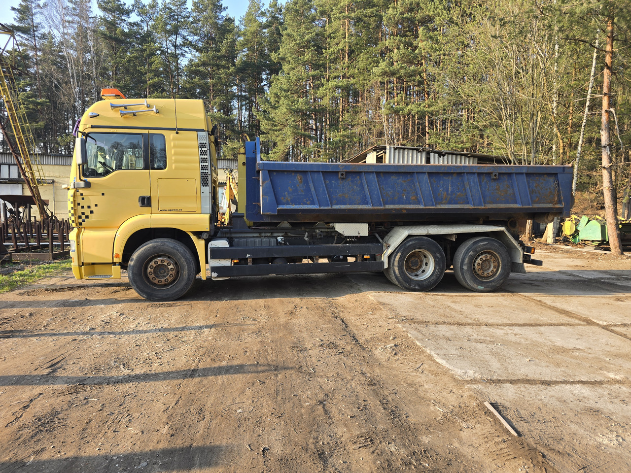 Camion ampliroll MAN TGA 26.413
