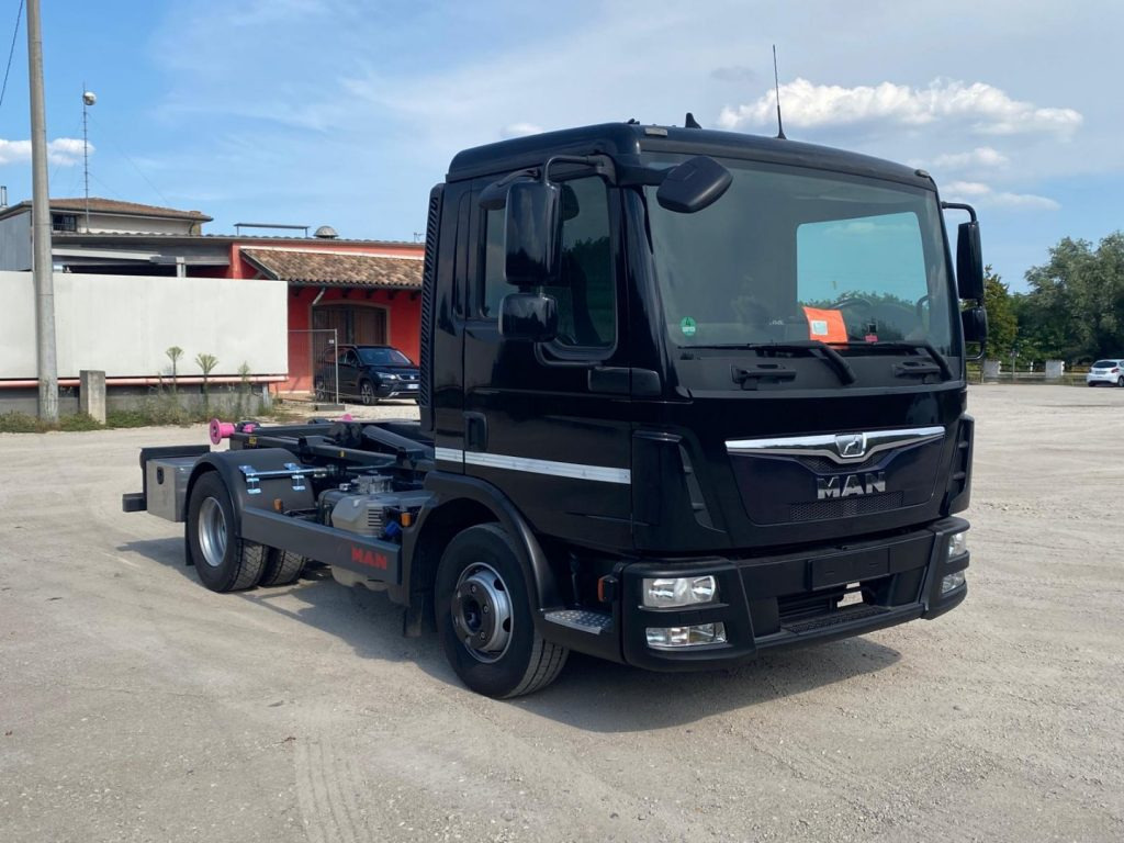 Camion ampliroll MAN TGL 12.220 CON SCARRABILE NUOVO