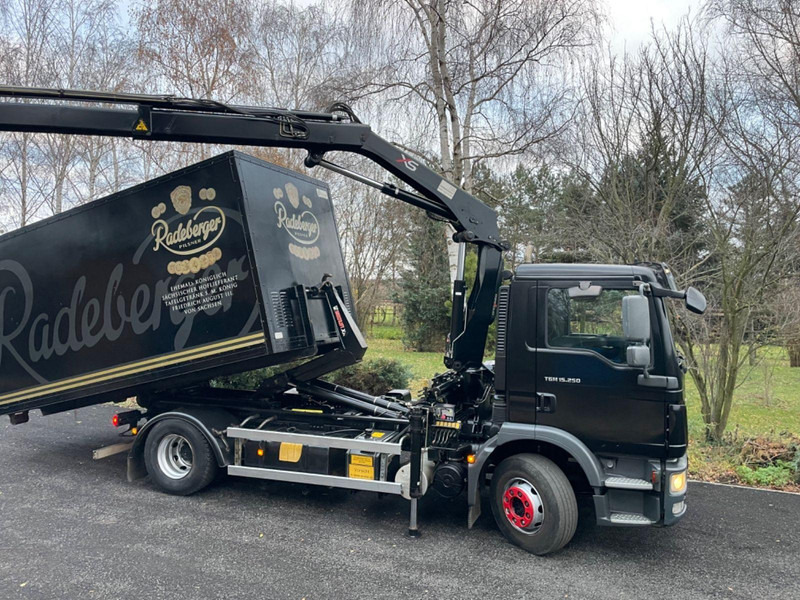 Camion ampliroll MAN TGM 15.250 Hoof lift + Crane