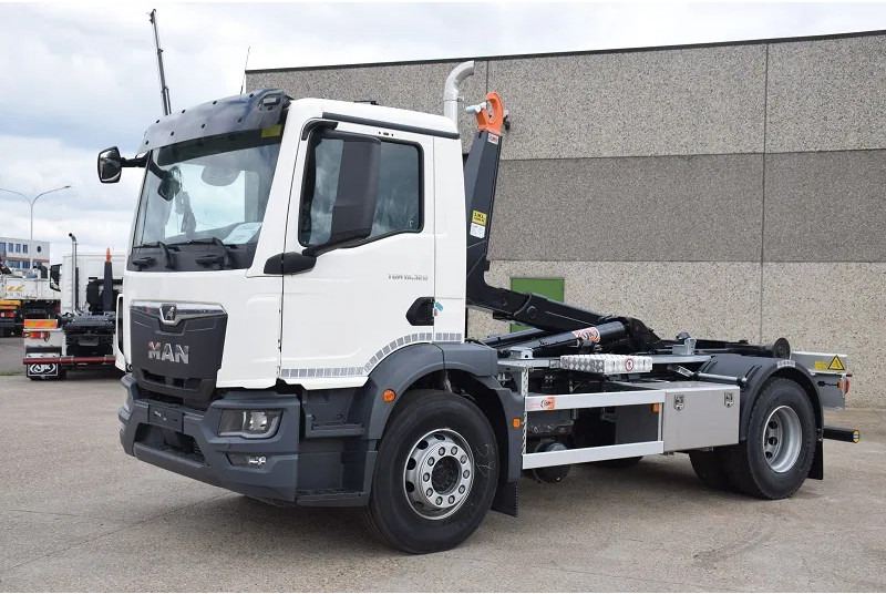 Camion ampliroll MAN TGM 18.320