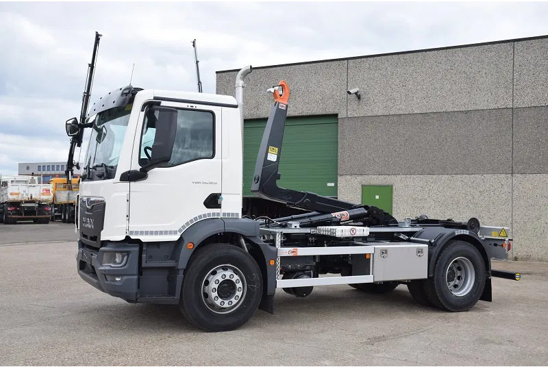 Camion ampliroll MAN TGM 18.320