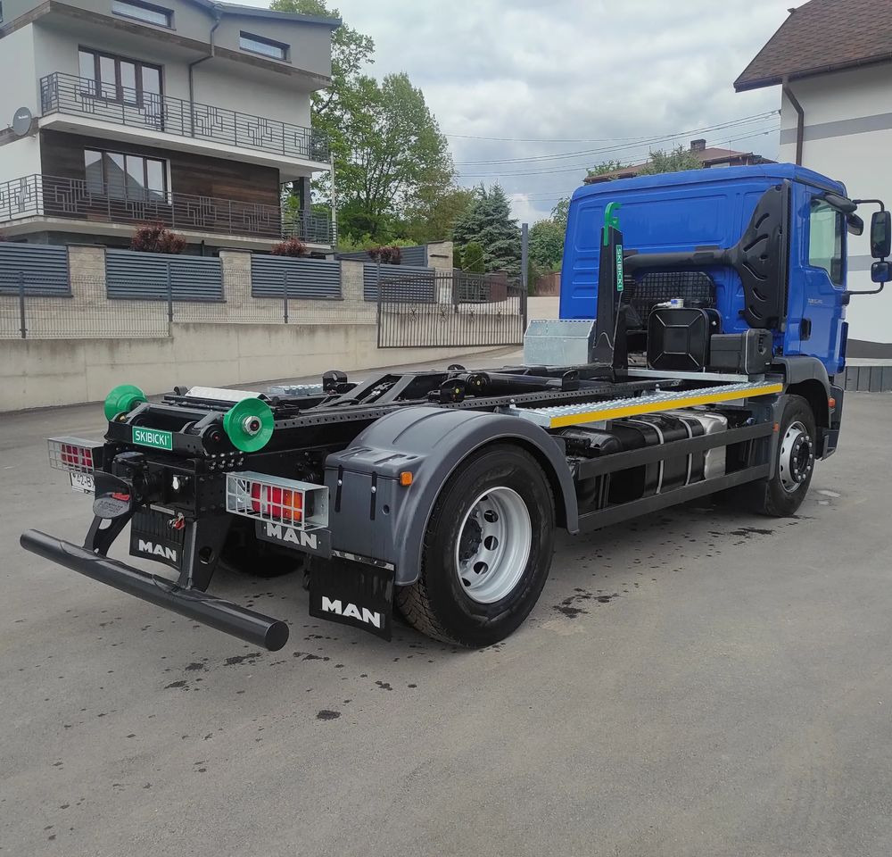Camion ampliroll MAN TGM 18.340 urządzenie hakowe AXOR