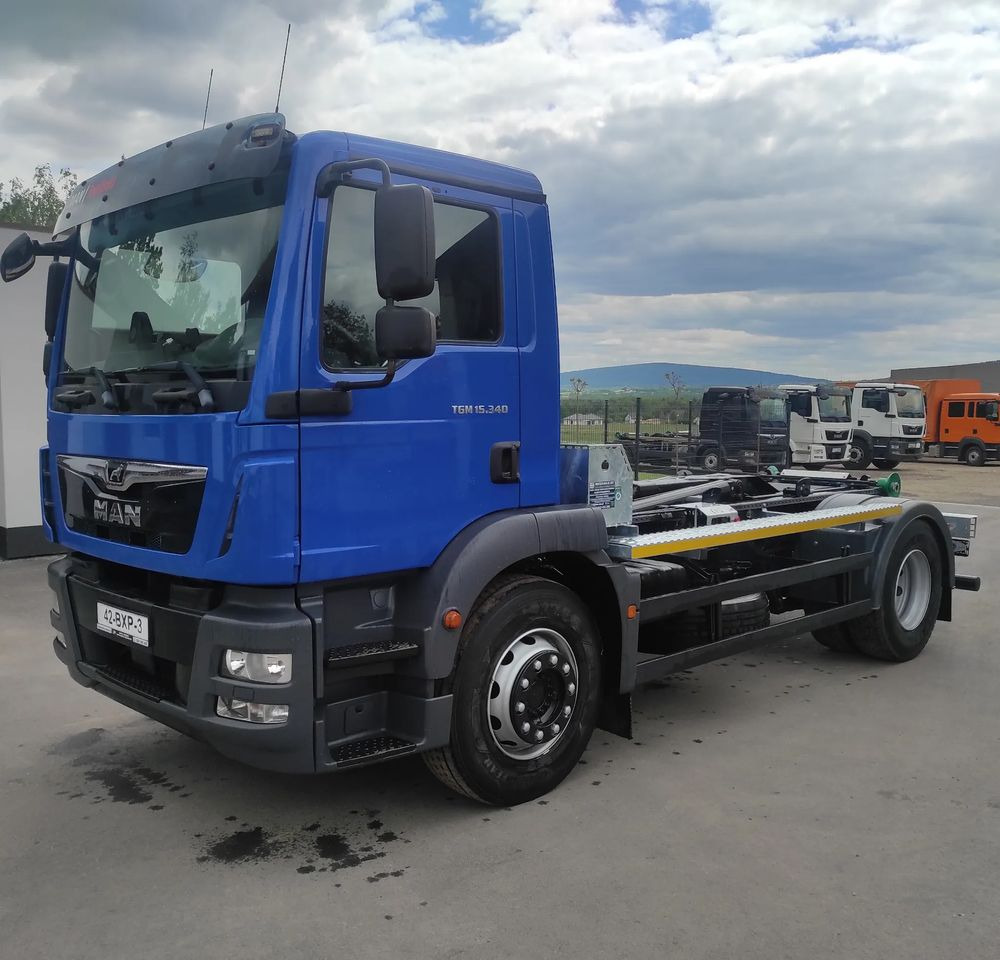Camion ampliroll MAN TGM 18.340 urządzenie hakowe AXOR