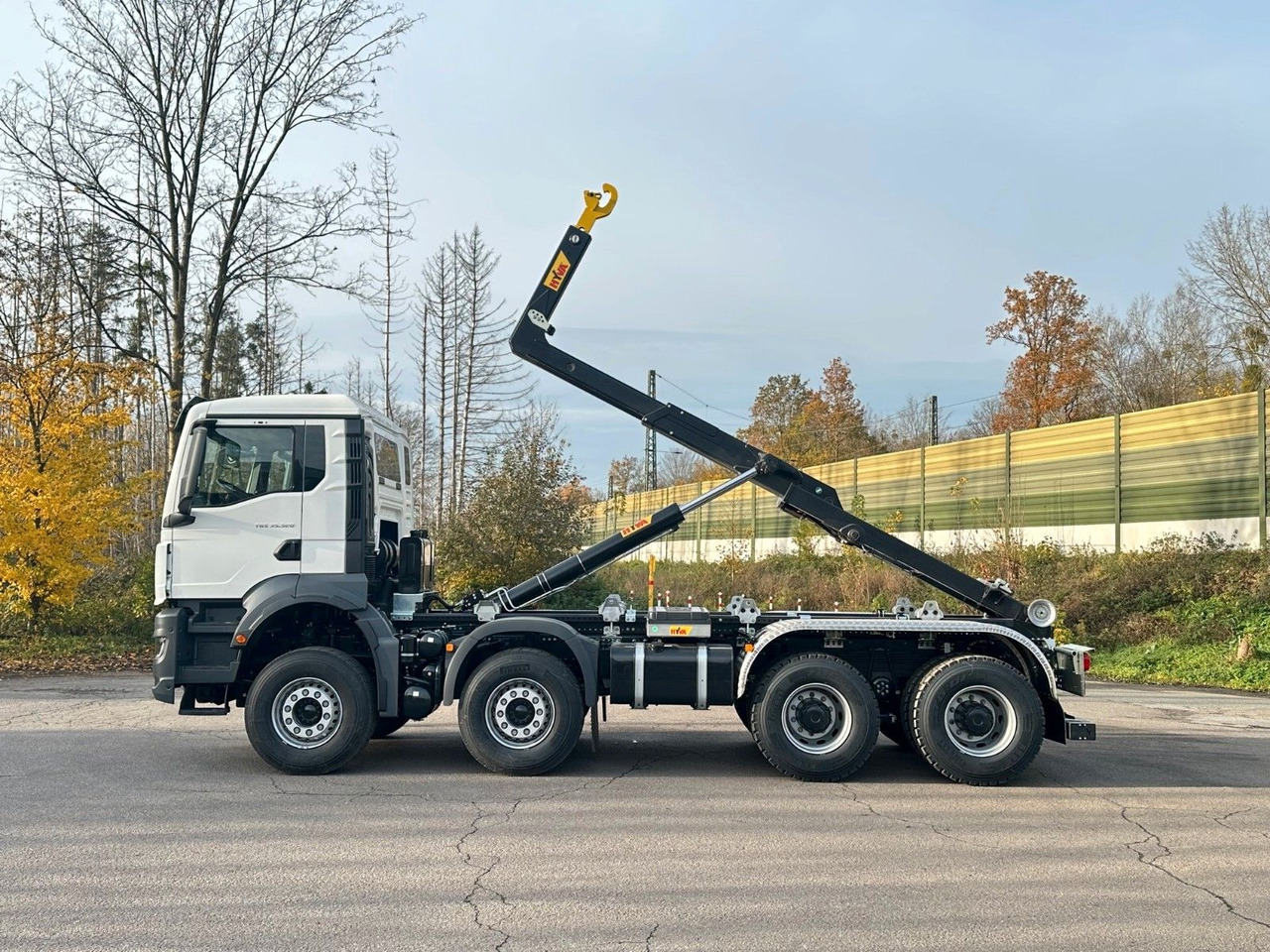Camion ampliroll MAN TGS 35.520 8x4 Euro6e Hyva 26-55 Abrollkipper