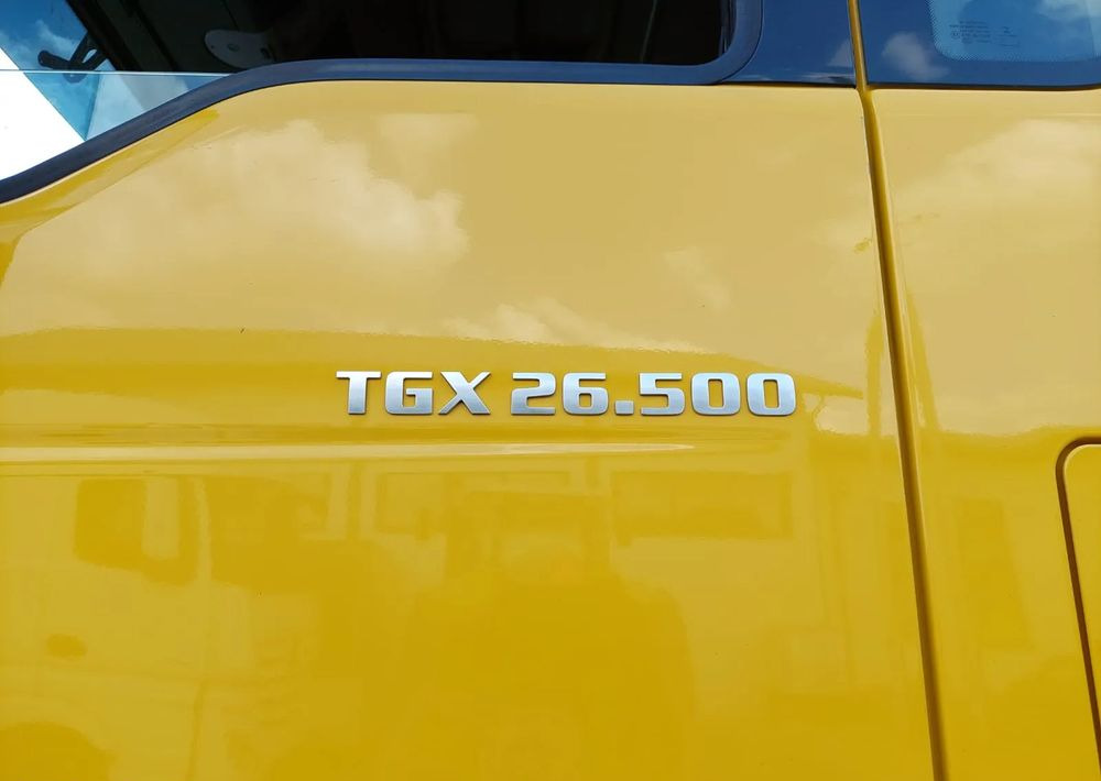 Camion ampliroll MAN TGX 26-500 Hakowiec oś skrętna