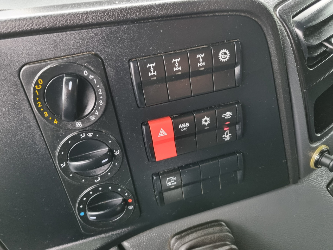 Camion ampliroll MERCEDES-BENZ ATEGO 1323 4x4 ABROLKIPPER