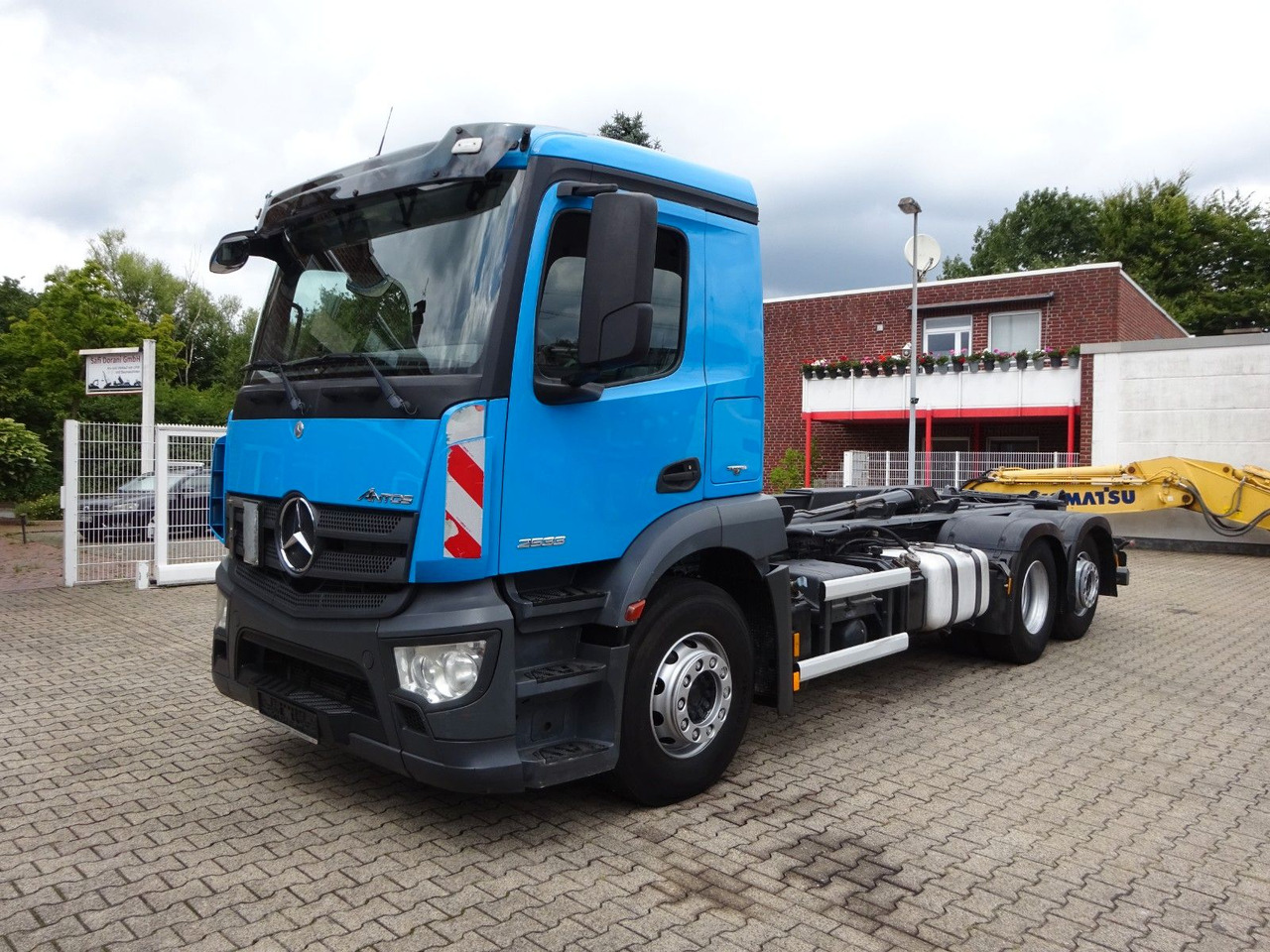 Camion ampliroll Mercedes-Benz 2533 Antos MULTILIFT Abroller 6x2