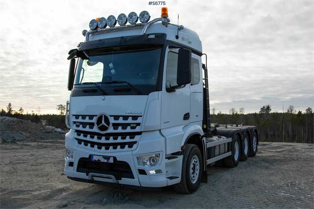Camion ampliroll Mercedes-Benz AROCS 3251 8X4 Tridem Hook Truck