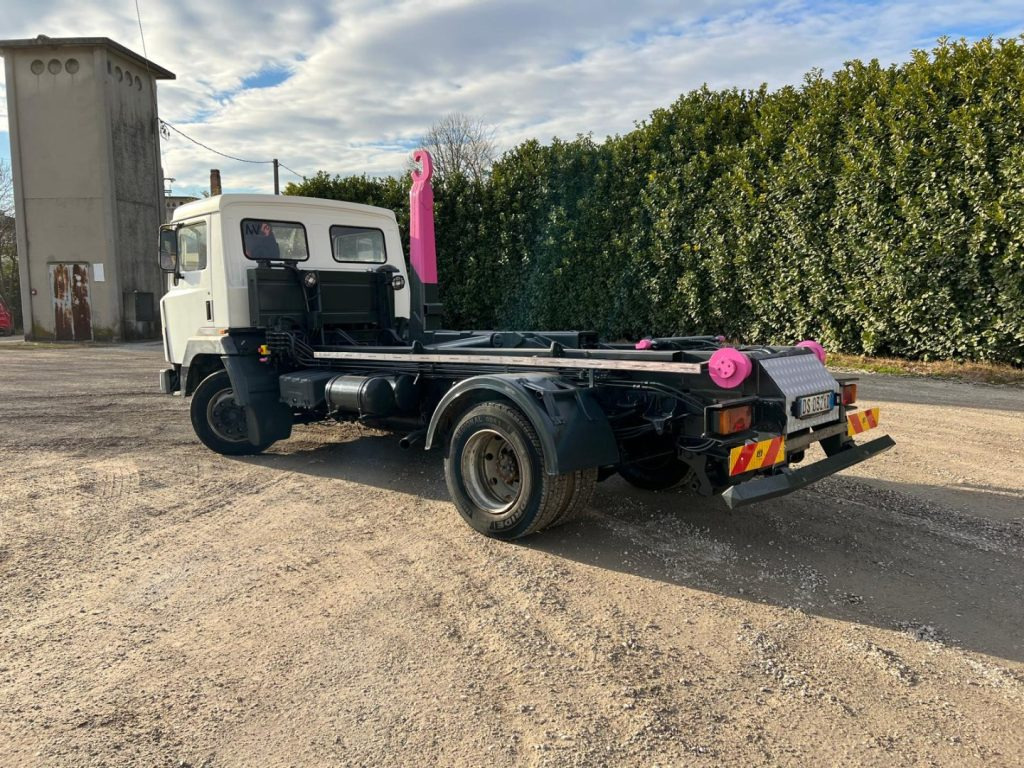 Camion ampliroll NISSAN 130/115 SCARRABILE