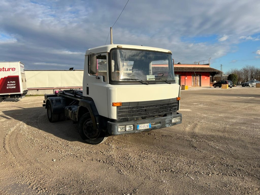 Camion ampliroll NISSAN 130/115 SCARRABILE