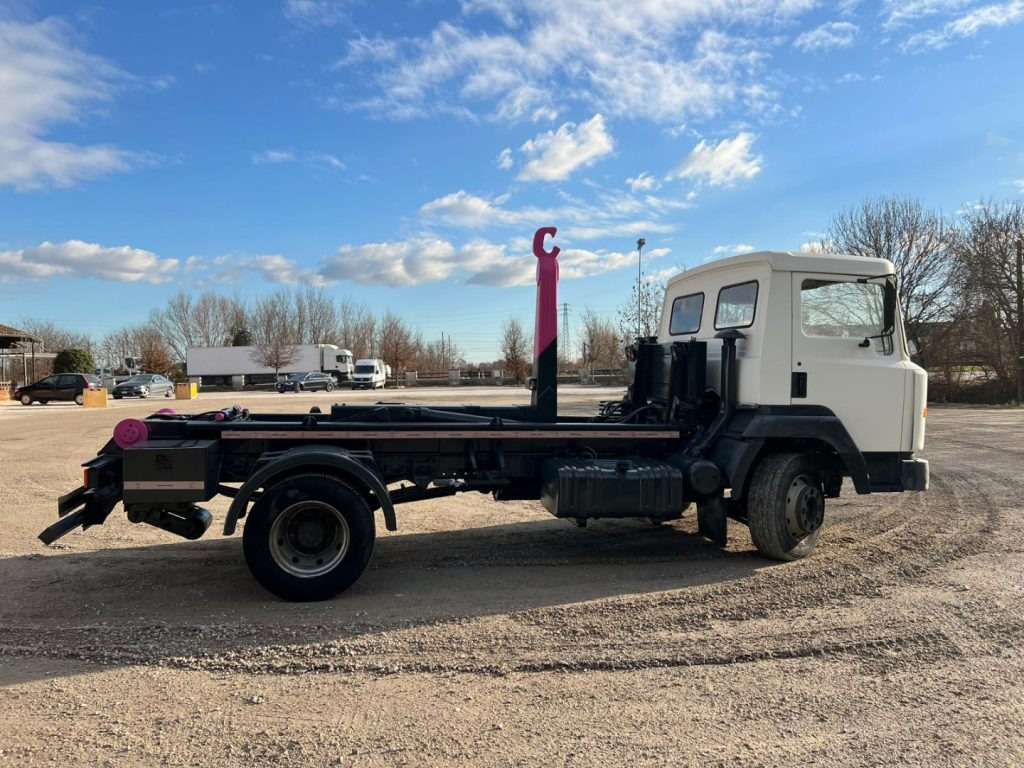 Camion ampliroll NISSAN 130/115 SCARRABILE