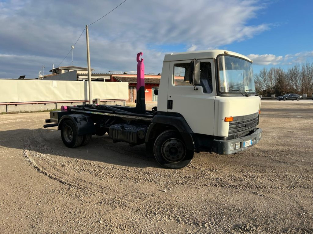 Camion ampliroll NISSAN 130/115 SCARRABILE