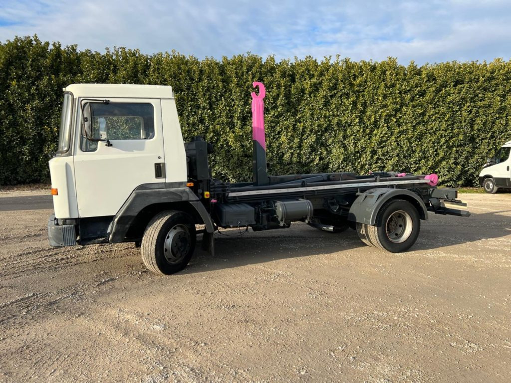 Camion ampliroll NISSAN 130/115 SCARRABILE