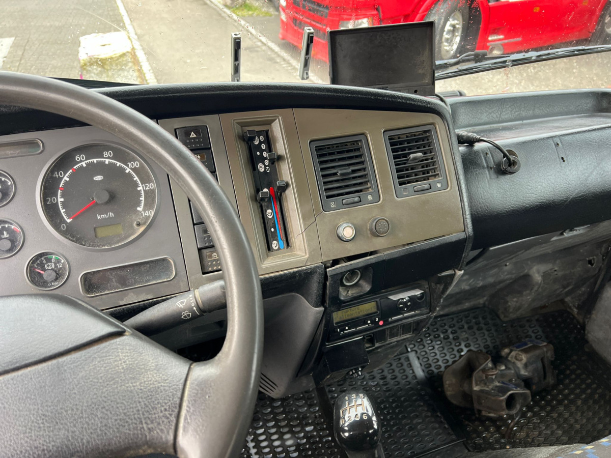 Camion ampliroll NISSAN Atleon 80.19 4x2 Hooklift