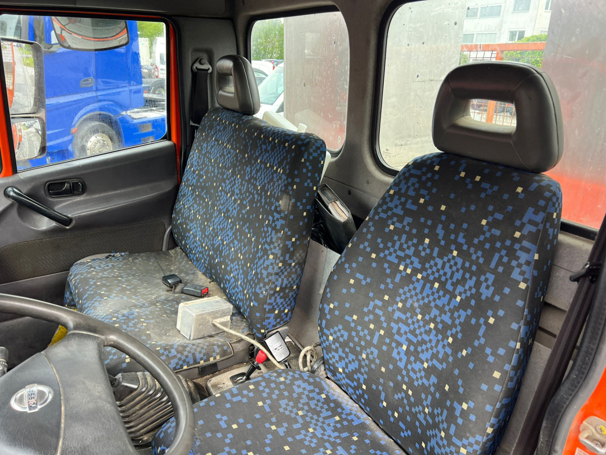 Camion ampliroll NISSAN Atleon 80.19 4x2 Hooklift