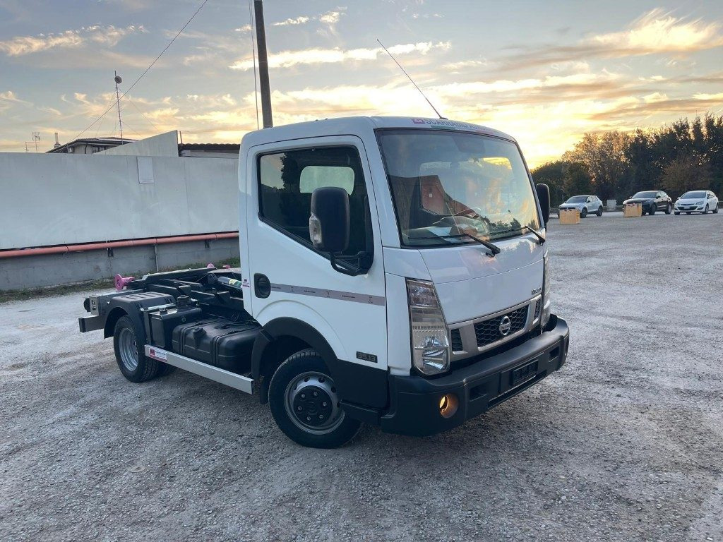 Camion ampliroll NISSAN NT400 SCARRABILE PATENTE B