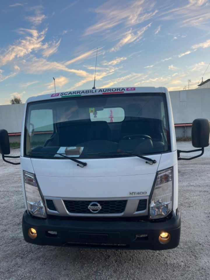 Camion ampliroll NISSAN NT400 SCARRABILE PATENTE B