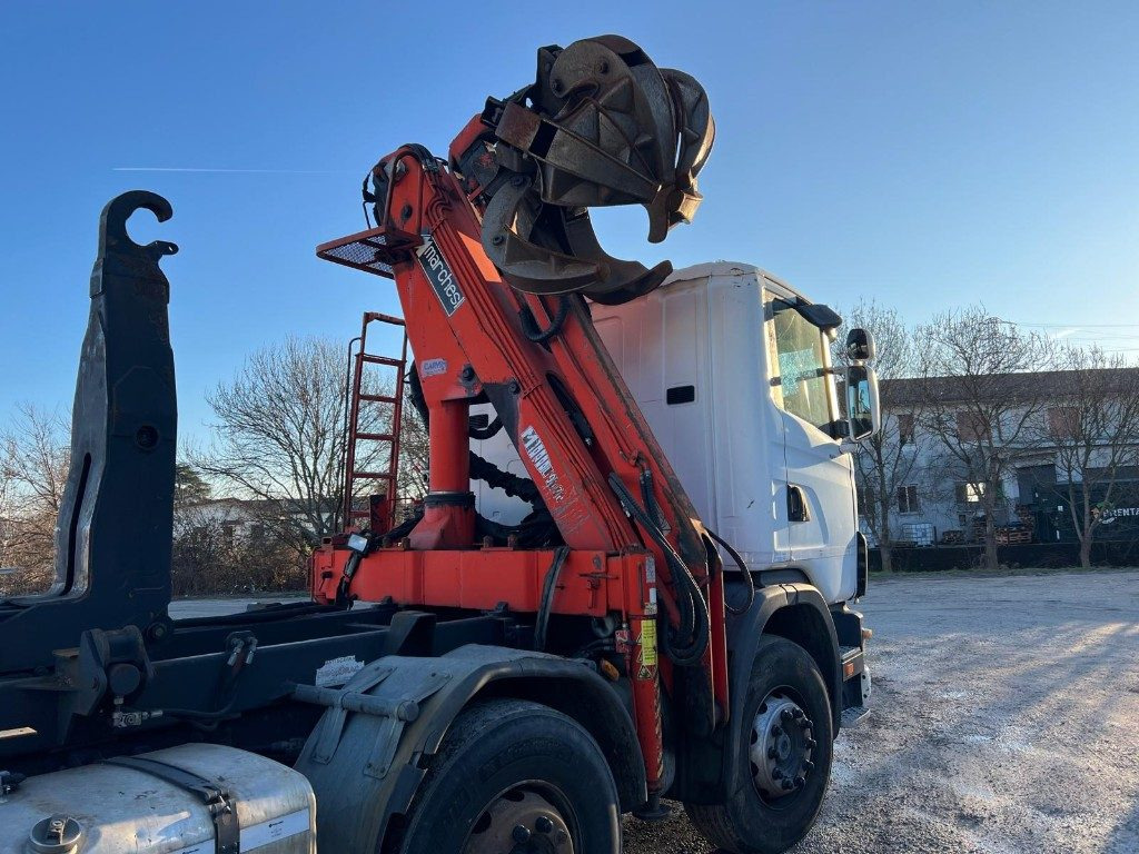 Camion ampliroll SCANIA CV R124 SCARRABILE CON GRU E POLIPO