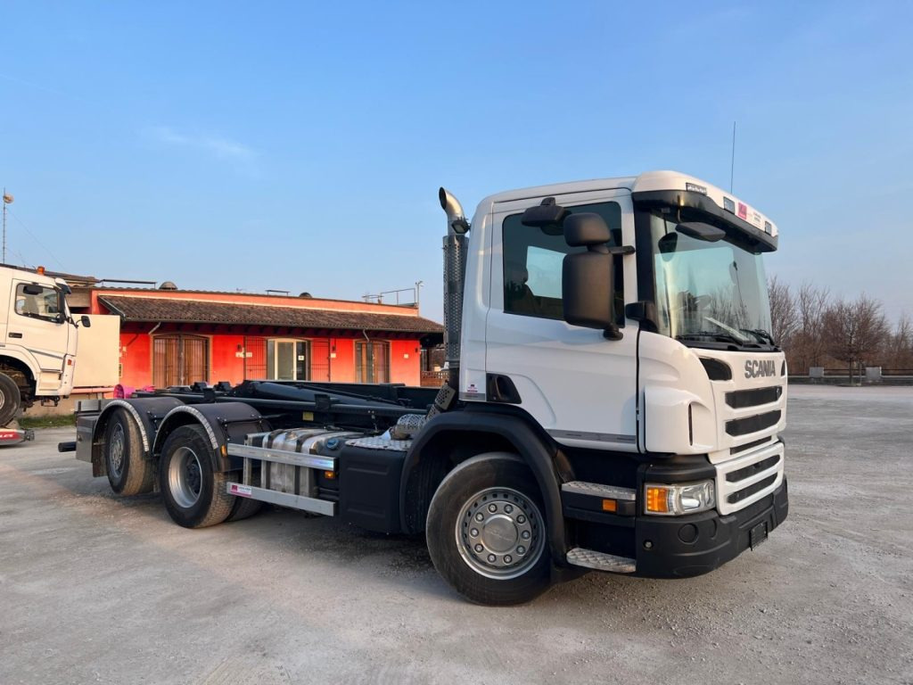 Camion ampliroll SCANIA P410 SCARRABILE CON RIDUTTORE AI MOZZI